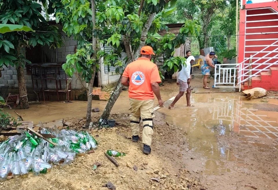 Avería en tanque de agua deja al menos cinco viviendas afectadas en María Trinidad Sánchez